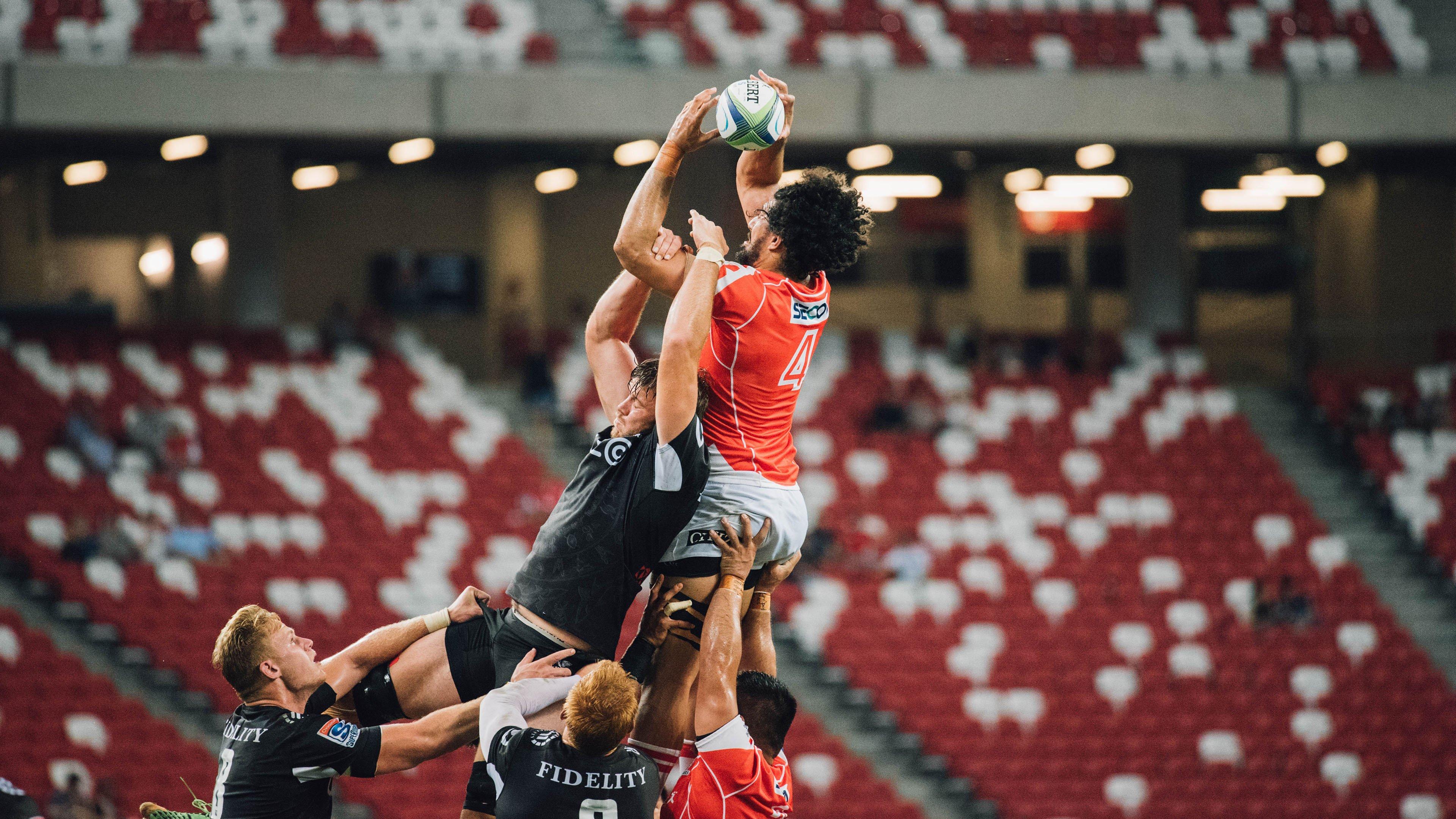 弗罗因德为塔辩护，高速对抗致犯规显严重，实则并无恶意