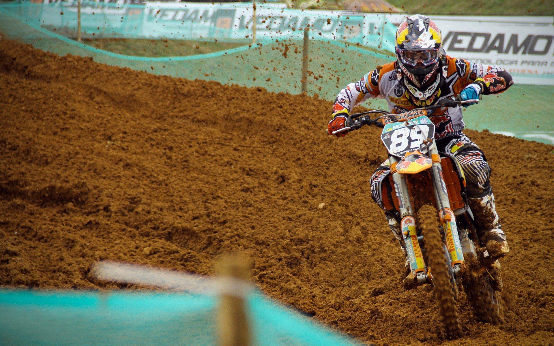 广州城足球俱乐部与范加斯特完成续约 先进理念与谦逊品格获高度认可